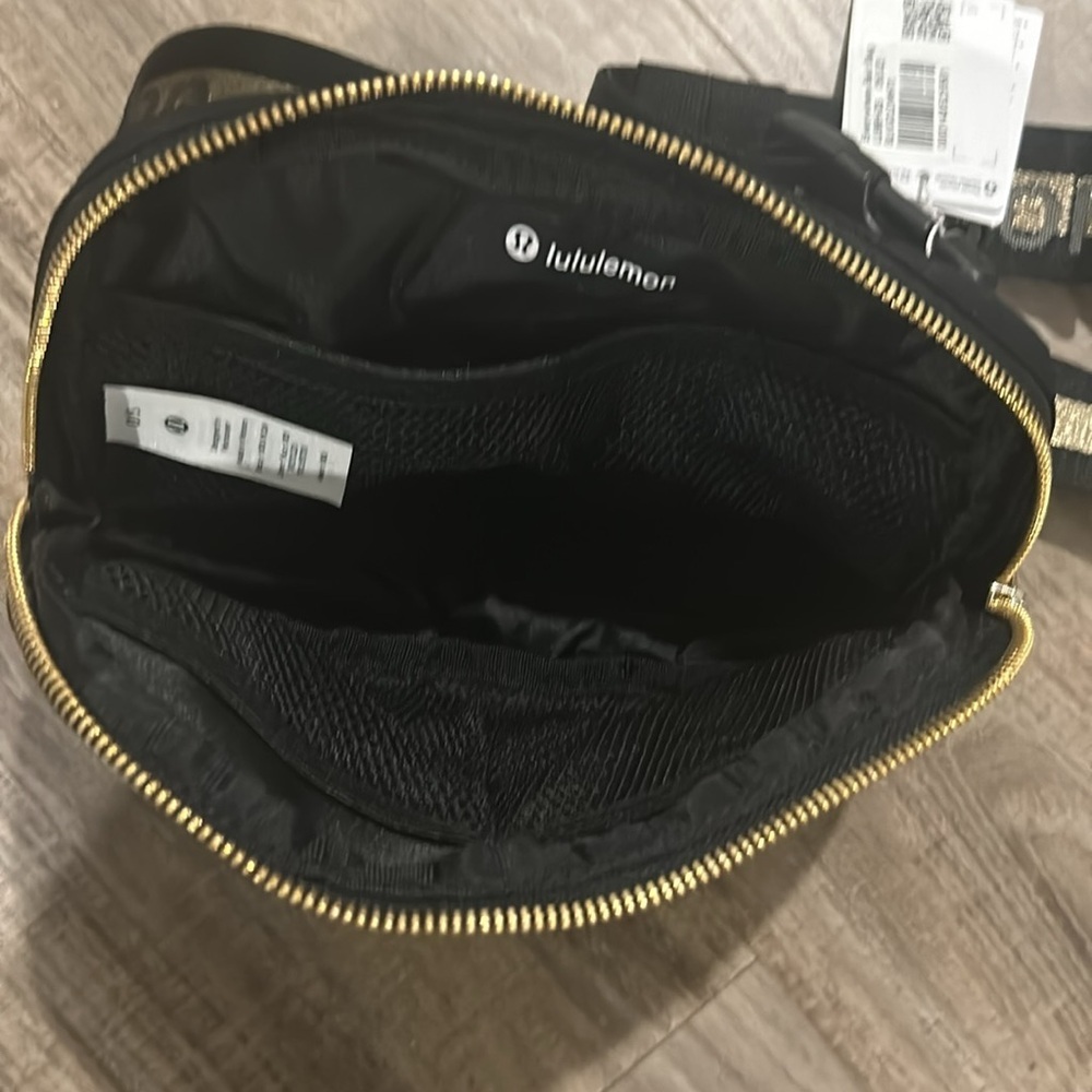 NWT Lululemon Everywhere Belt Bag - Small 1L - Black/Gold Sparkle - Picture 3 of 4